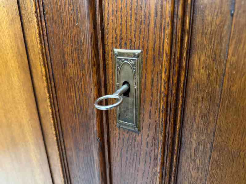 Starožitná šatní skříň  - foto 11