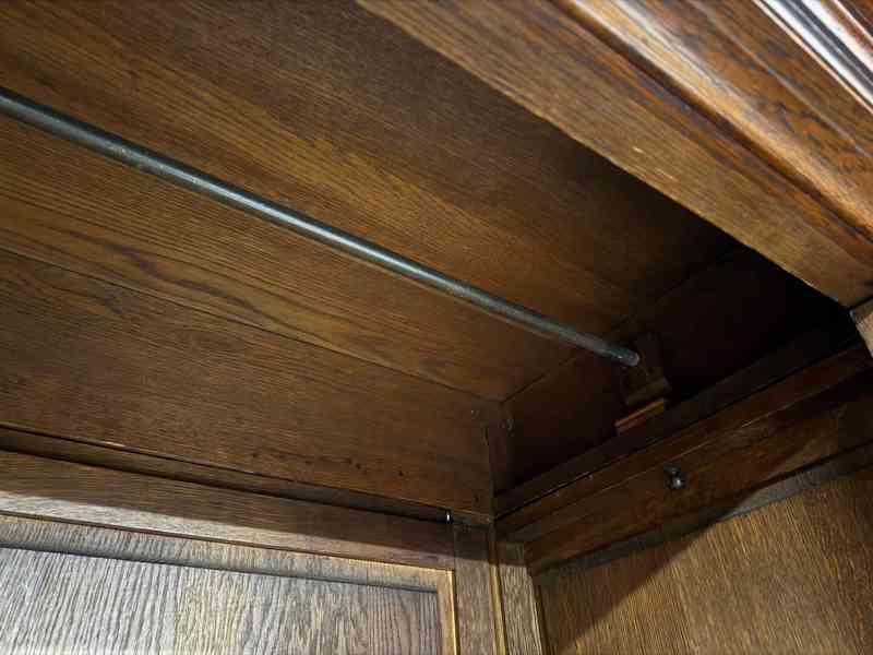 Starožitná šatní skříň  - foto 10