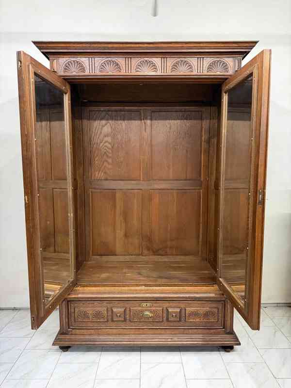 Starožitná šatní skříň  - foto 9