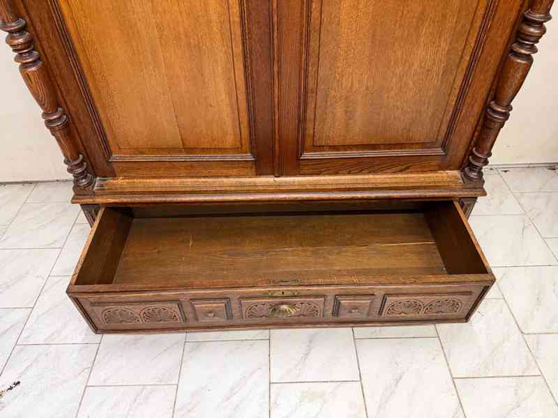 Starožitná šatní skříň  - foto 8