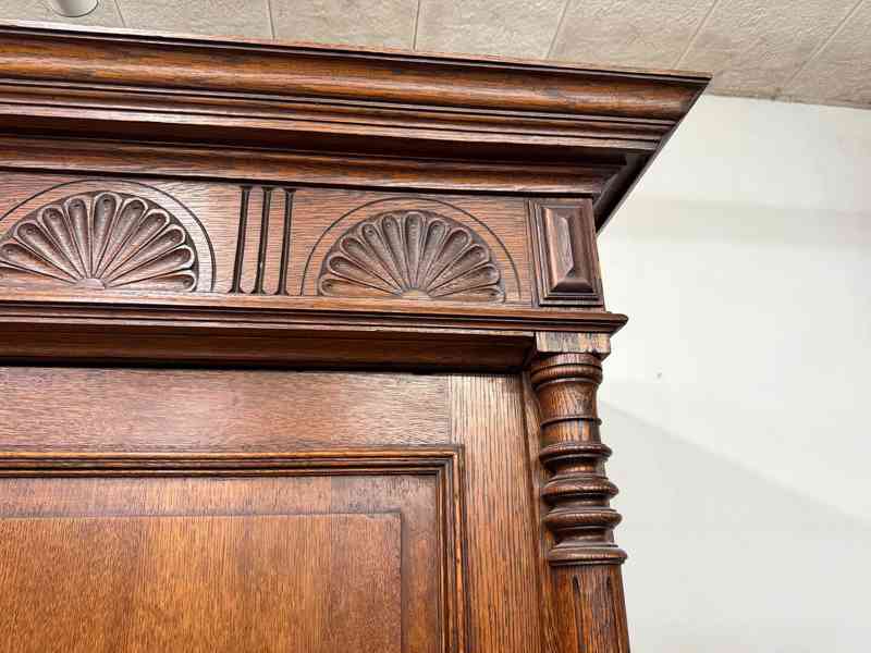 Starožitná šatní skříň  - foto 7