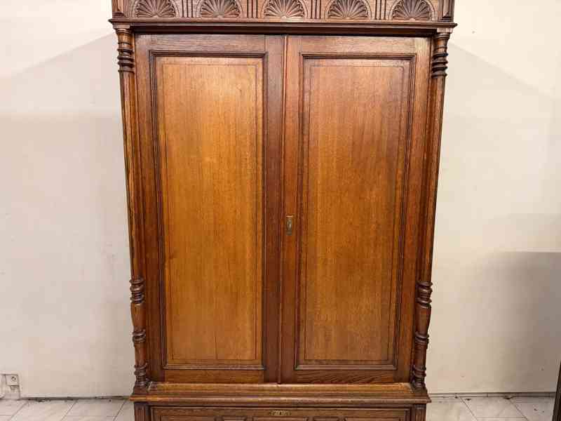 Starožitná šatní skříň  - foto 3