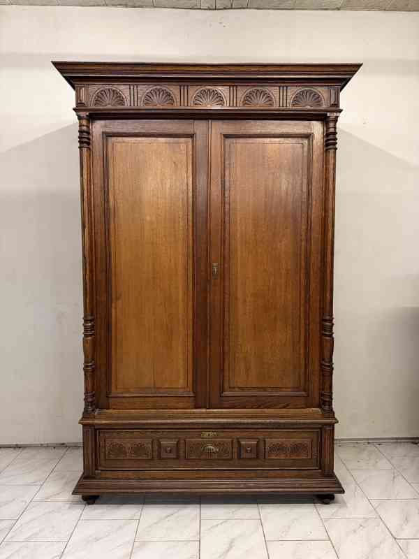 Starožitná šatní skříň 