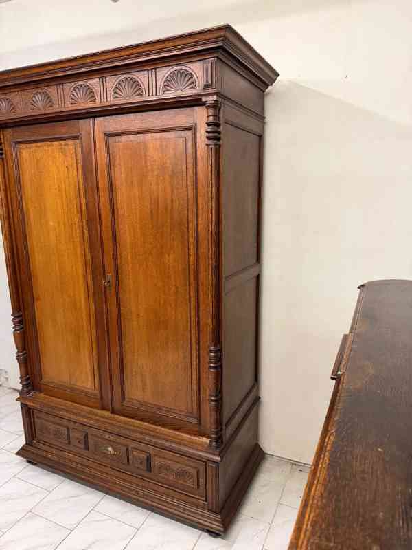 Starožitná šatní skříň  - foto 5