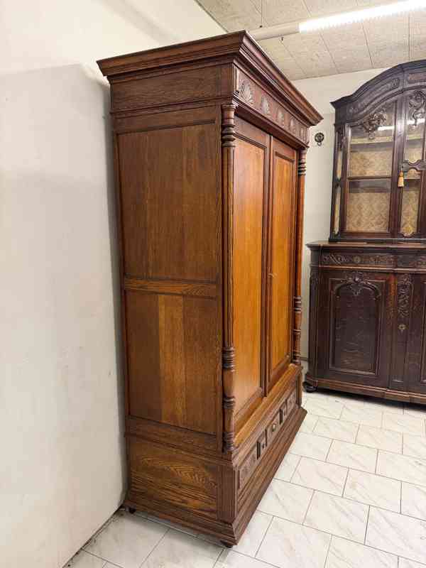 Starožitná šatní skříň  - foto 6