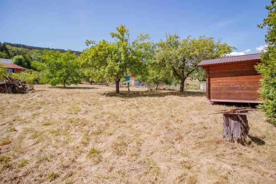Rovinatý pozemek s možností výstavby v Sušici - foto 7