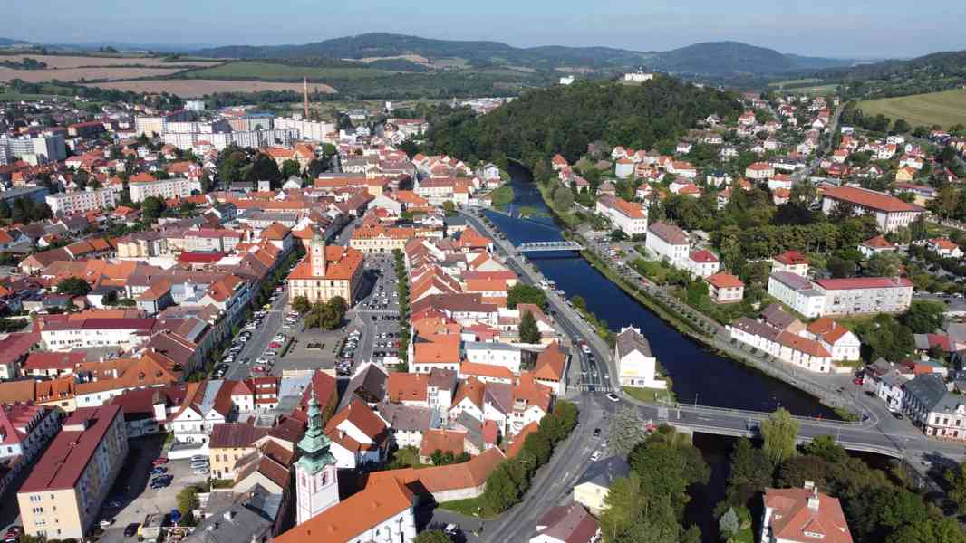 Rovinatý pozemek s možností výstavby v Sušici - foto 15