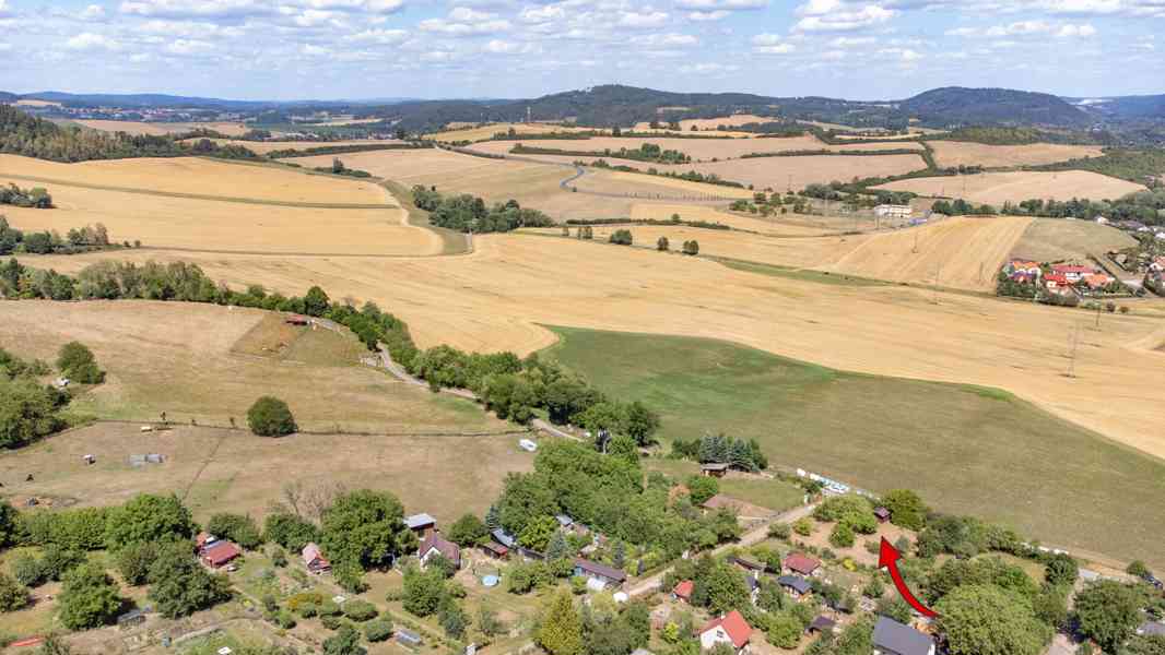 Rovinatý pozemek s možností výstavby v Sušici - foto 13