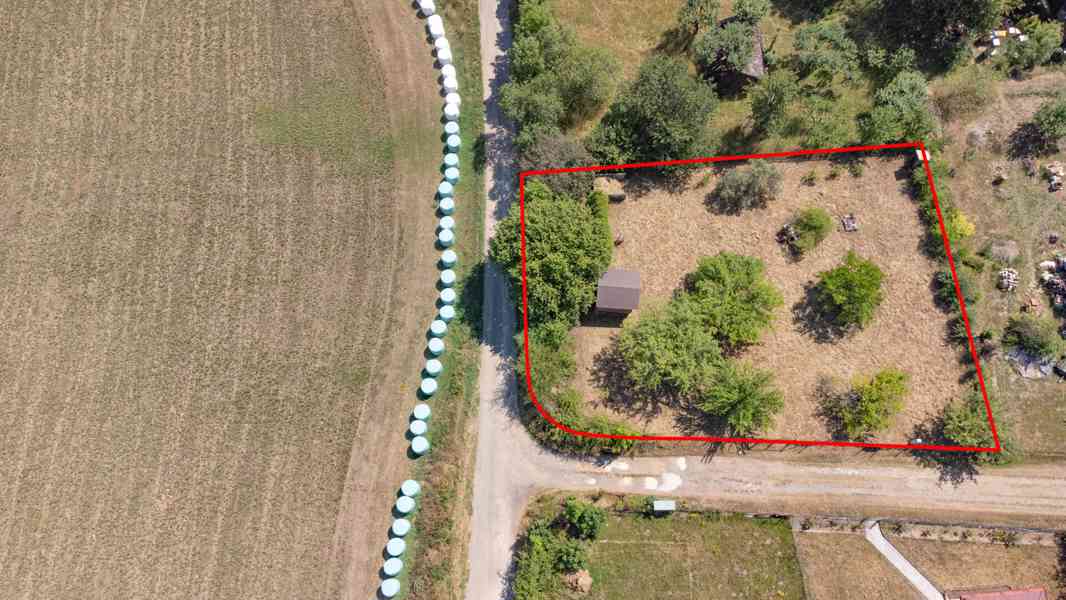 Rovinatý pozemek s možností výstavby v Sušici - foto 3