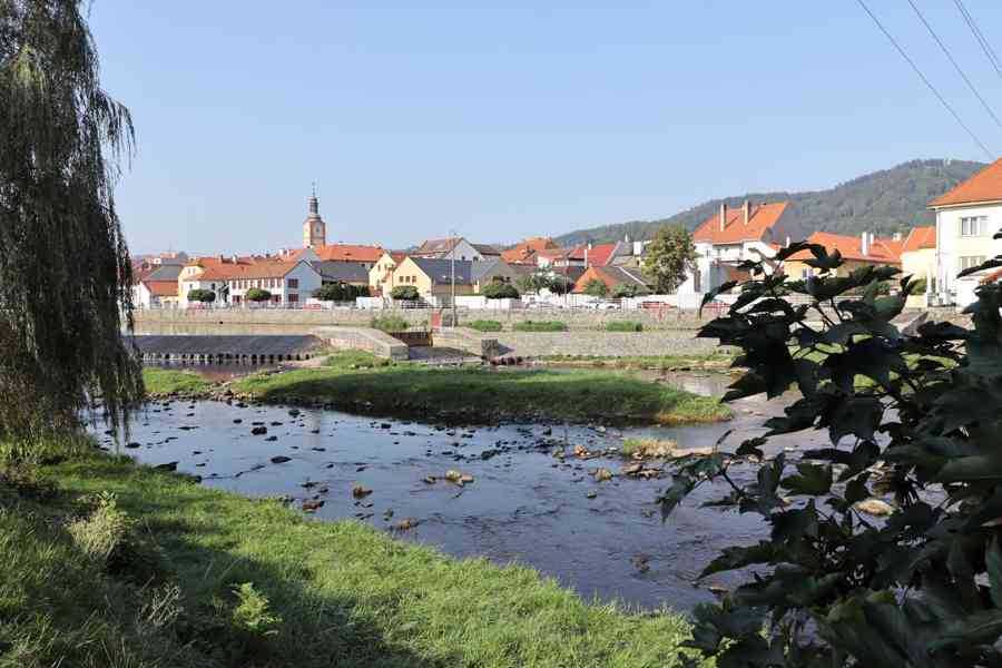 Rovinatý pozemek s možností výstavby v Sušici - foto 18