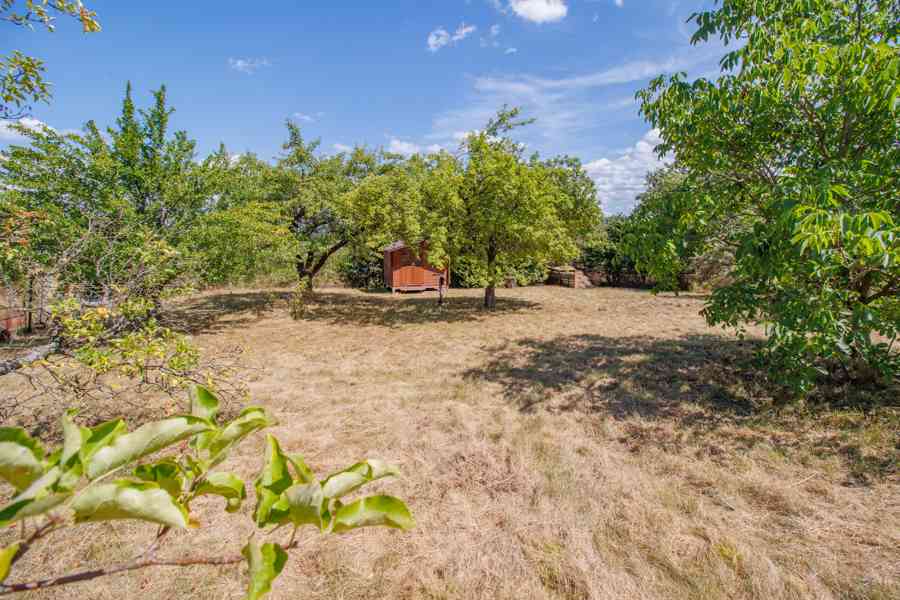 Rovinatý pozemek s možností výstavby v Sušici - foto 10