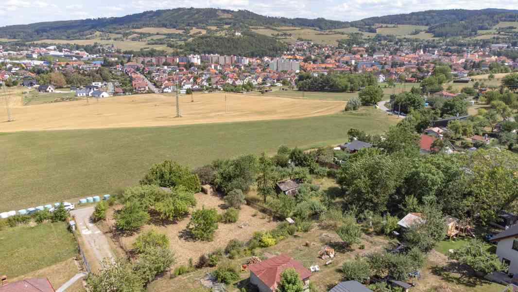 Rovinatý pozemek s možností výstavby v Sušici - foto 4