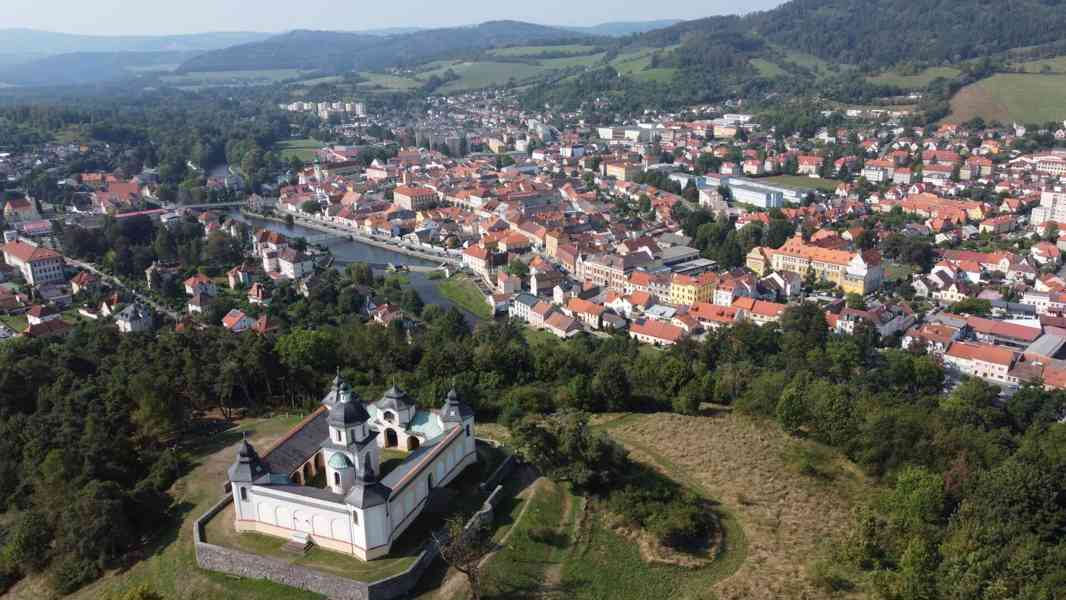 Rovinatý pozemek s možností výstavby v Sušici - foto 16