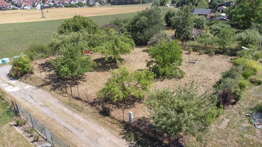Rovinatý pozemek s možností výstavby v Sušici - foto 5
