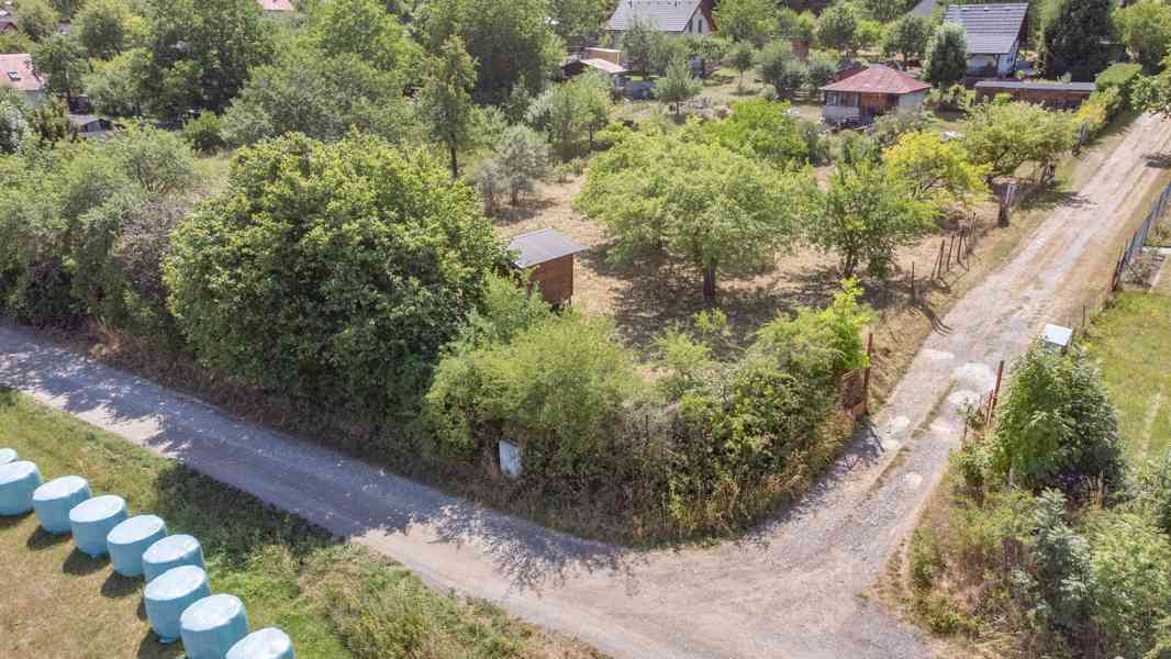 Rovinatý pozemek s možností výstavby v Sušici - foto 12