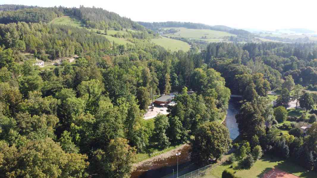 Rovinatý pozemek s možností výstavby v Sušici - foto 17