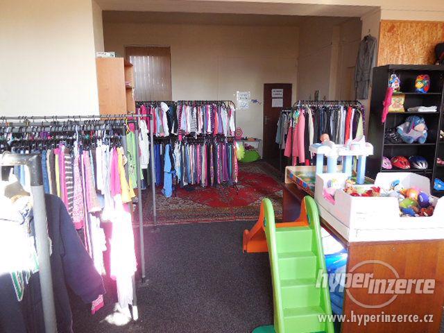 Přenechám zavedený bazárek s dětským a dospělým oblečením - foto 5