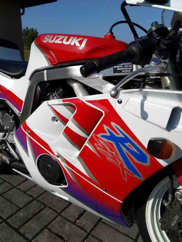 Suzuki GSX-R 400 - foto 5