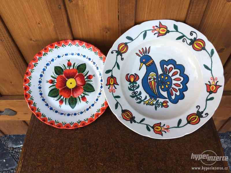 Dva malované dekorativní talíře - foto 1