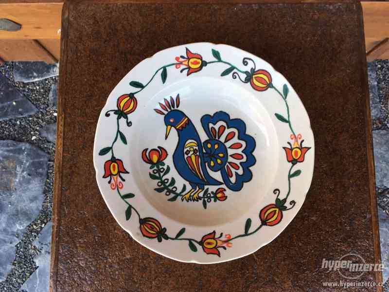 Dva malované dekorativní talíře - foto 3