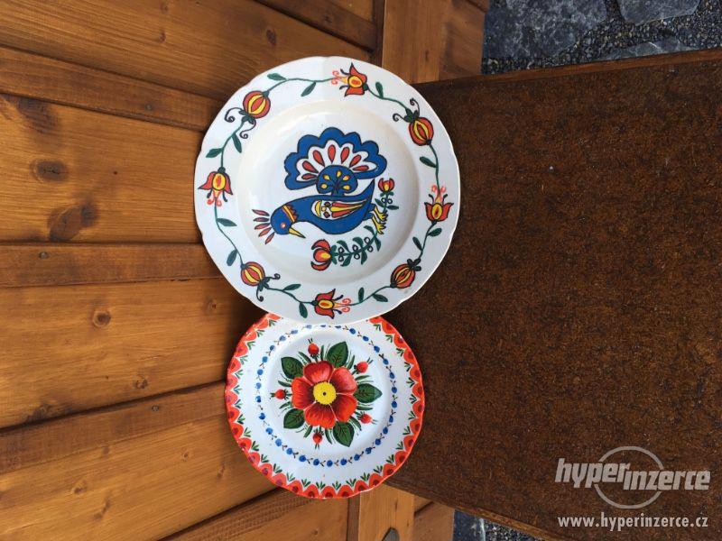 Dva malované dekorativní talíře - foto 4