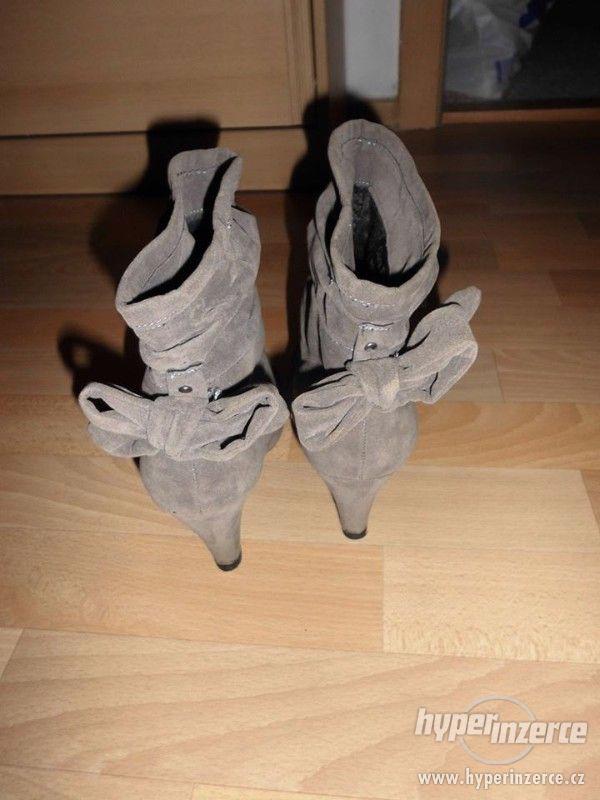 Prodám šedé boty na podpatku - foto 1