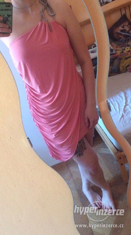 Zajímavě řešené světle růžové šaty na jedno rameno vel. S/M - foto 1