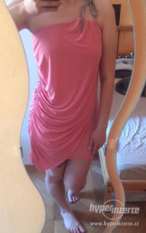 Zajímavě řešené světle růžové šaty na jedno rameno vel. S/M - foto 2