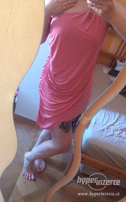 Zajímavě řešené světle růžové šaty na jedno rameno vel. S/M - foto 3