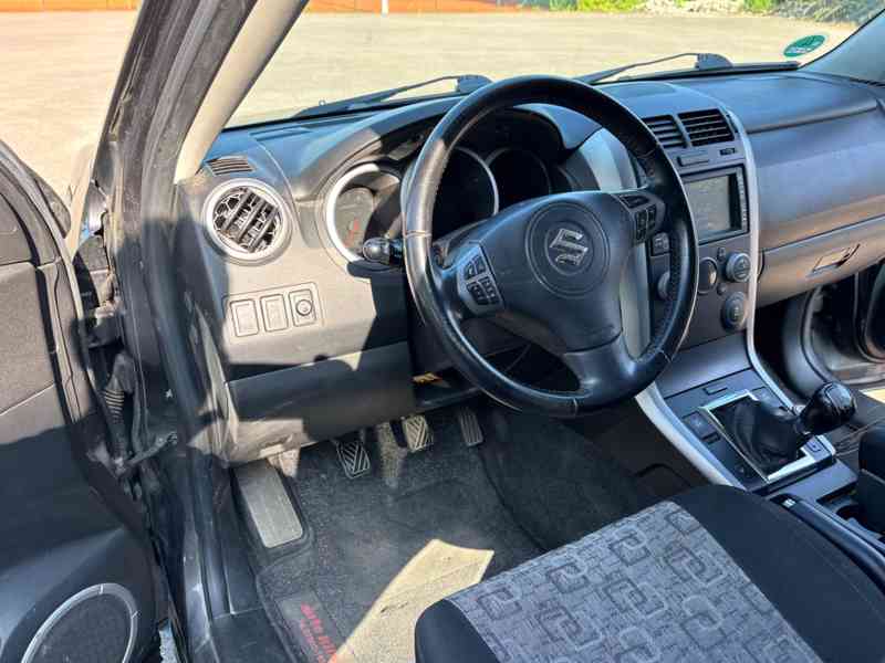 Suzuki Grand Vitara 2.4i Club+ benzín 124kw - foto 12