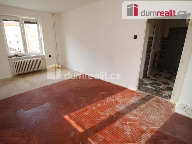 Pěkný slunný byt před rekonstrukcí 2+1 v prvním patře cihlového domu v Sokolově - foto 2