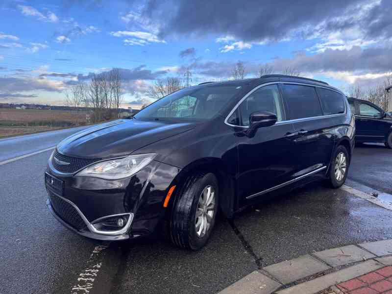 Chrysler Pacifica 3,6 RU 8 míst Kůže 2017 - foto 2