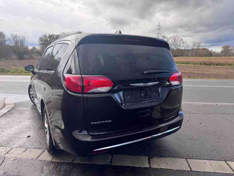 Chrysler Pacifica 3,6 RU 8 míst Kůže 2017 - foto 5