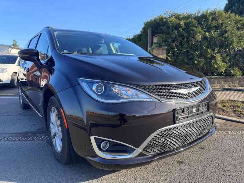 Chrysler Pacifica 3,6 RU 8 míst Kůže 2017 - foto 6