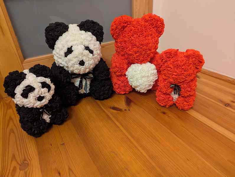 Medvídci z pěnových růží