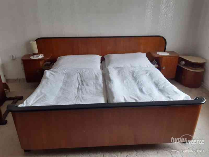 Retro ložnice tmavé dřevo - stylový nábytek z 50. let - foto 1