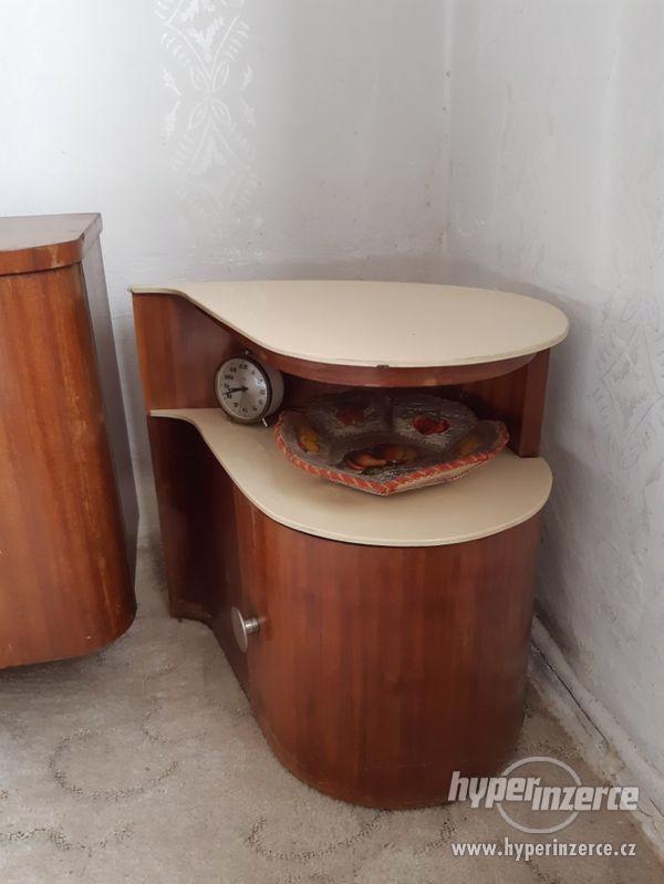 Retro ložnice tmavé dřevo - stylový nábytek z 50. let - foto 3