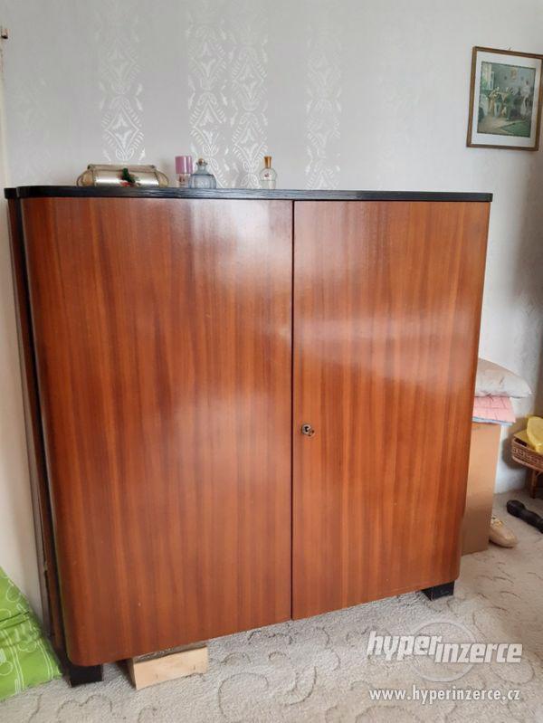Retro ložnice tmavé dřevo - stylový nábytek z 50. let - foto 7