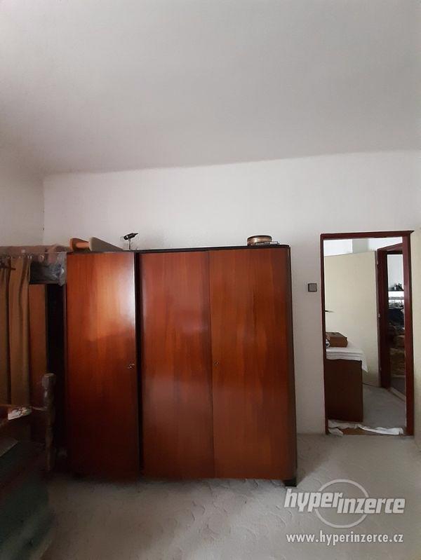 Retro ložnice tmavé dřevo - stylový nábytek z 50. let - foto 9