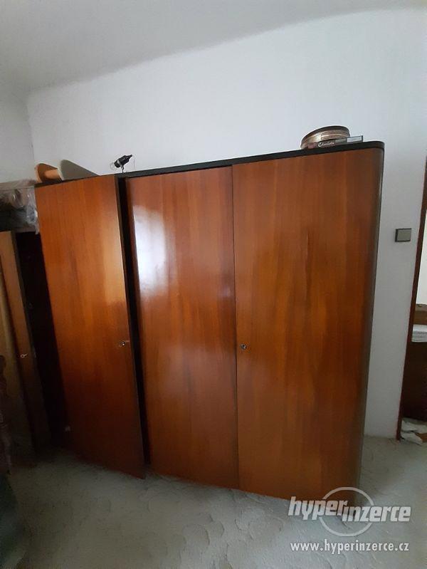 Retro ložnice tmavé dřevo - stylový nábytek z 50. let - foto 10