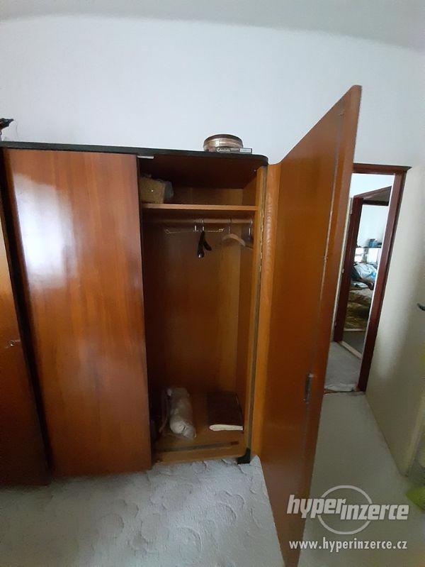 Retro ložnice tmavé dřevo - stylový nábytek z 50. let - foto 11