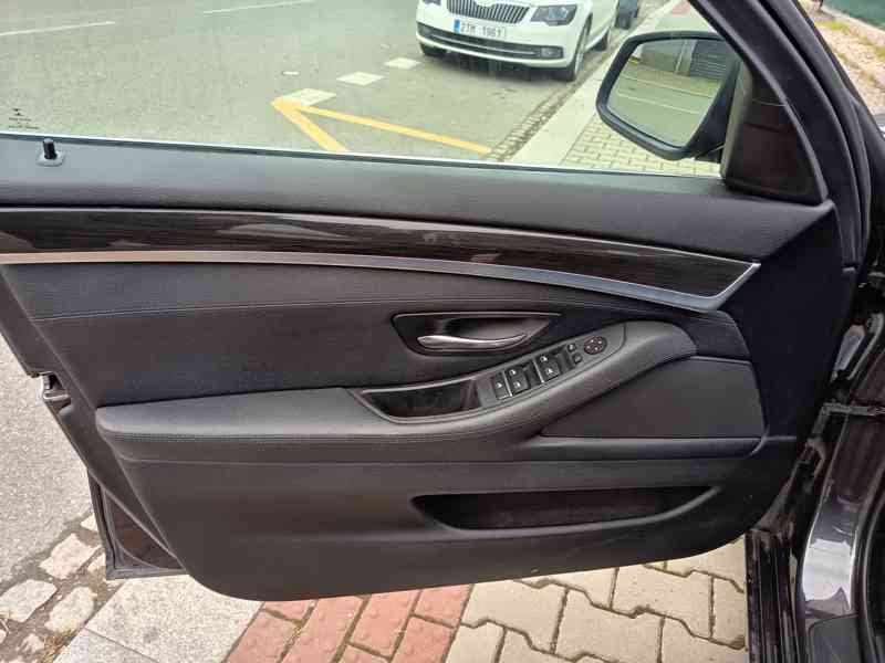 BMW 525d xDrive Limousine Webasto ČR  - foto 22