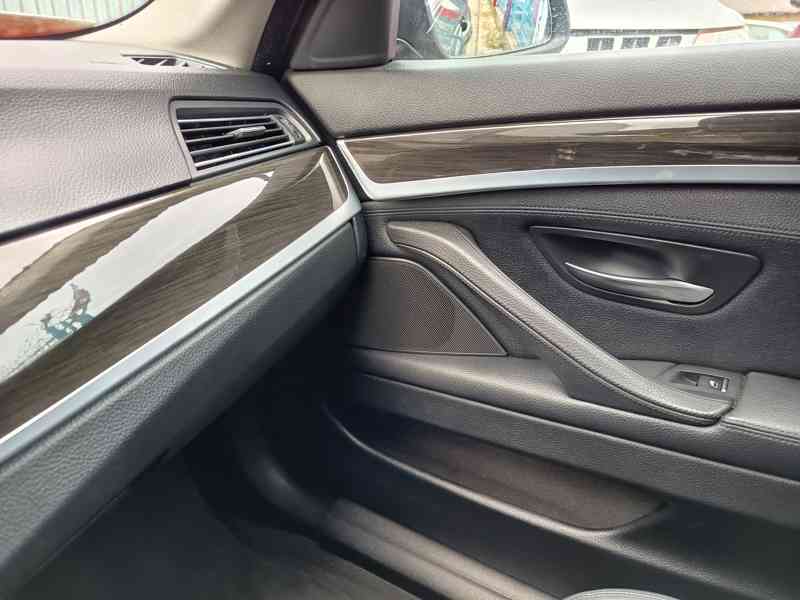 BMW 525d xDrive Limousine Webasto ČR  - foto 25
