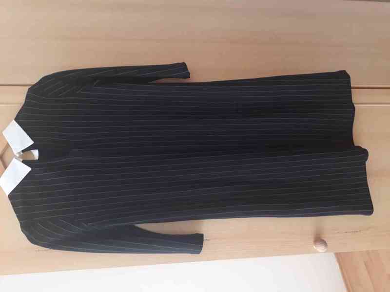Tmavé šaty s límečkem Orsay - foto 3