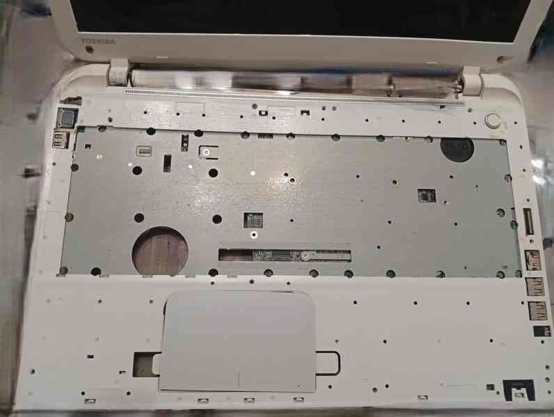 Toshiba Satellite L50 B 256 - Notebooky - foto 2