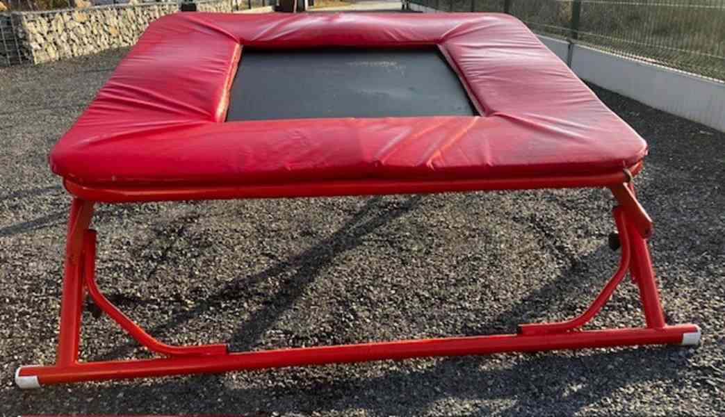 Gymnastická trampolína s možností změny sklonu - foto 4