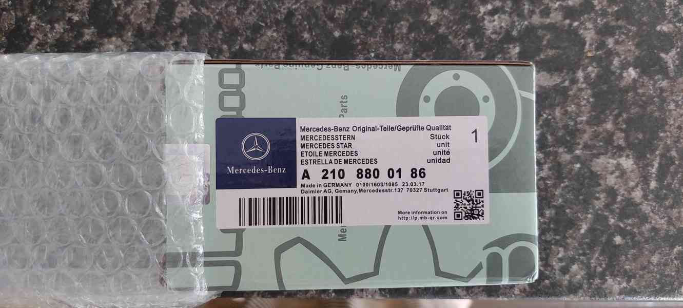 Emblém na přední kapotu Mercedes C - foto 1