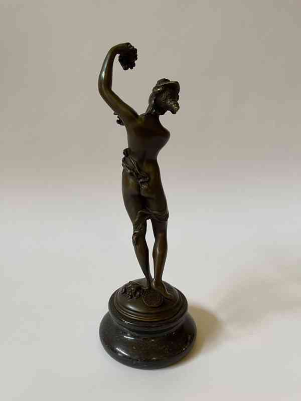 Dívka s hroznem vína - bronzová socha - foto 4