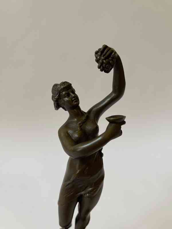 Dívka s hroznem vína - bronzová socha - foto 2