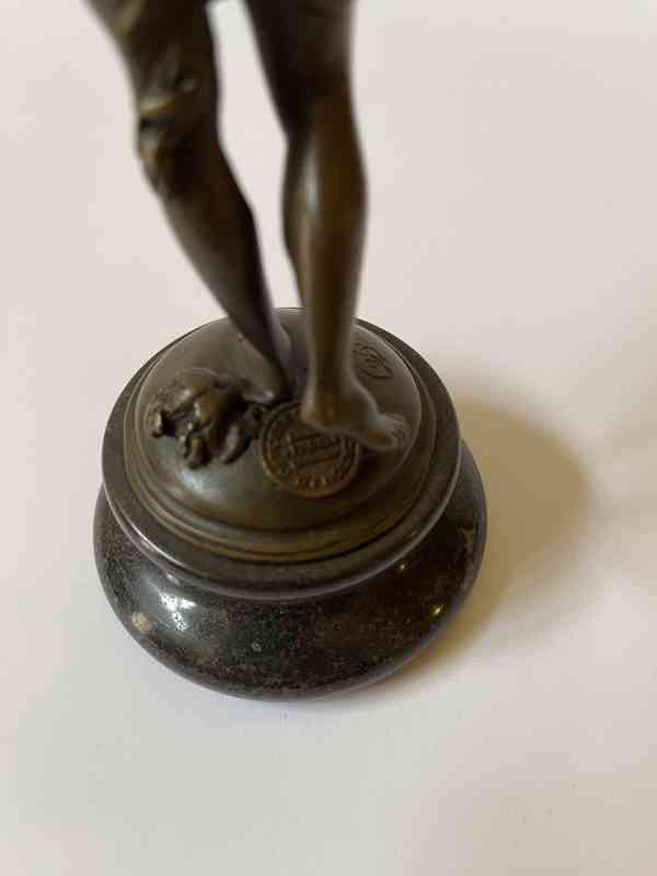 Dívka s hroznem vína - bronzová socha - foto 7